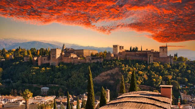 夕暮れのアルハンブラ宮殿（グラナダ）