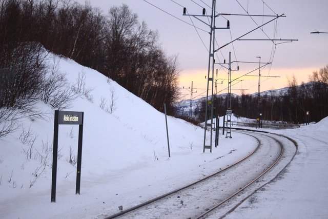 雪のアビスコ、駅名標と線路