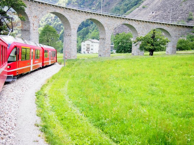ブルージオのループ橋へ向かうベルニナ線の赤い列車