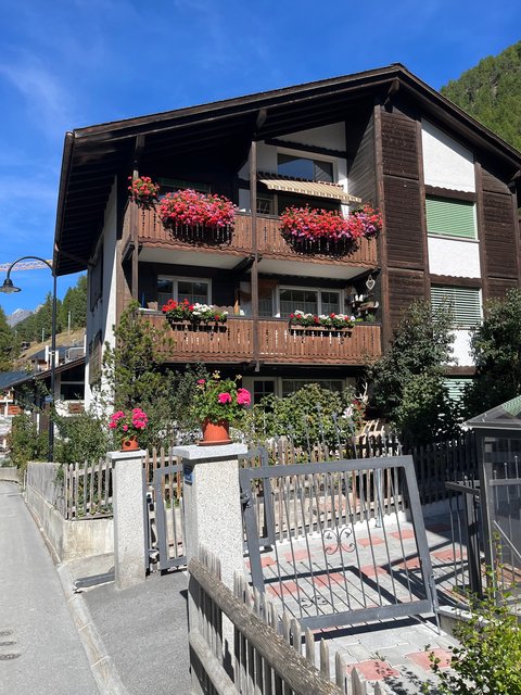 花で飾られた山小屋風の家