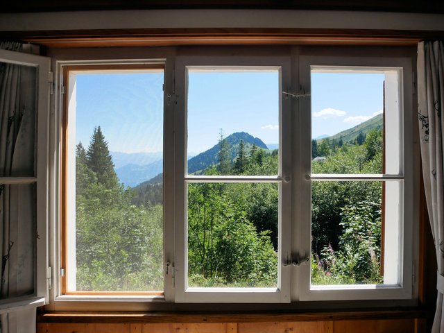 山小屋の窓から見る山