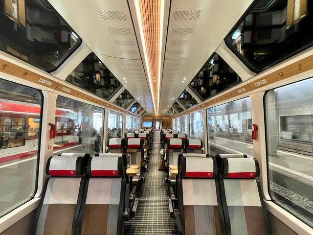 天井まで窓が広がる氷河特急の車内