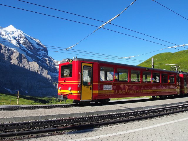 ユングフラウ鉄道の赤い車両