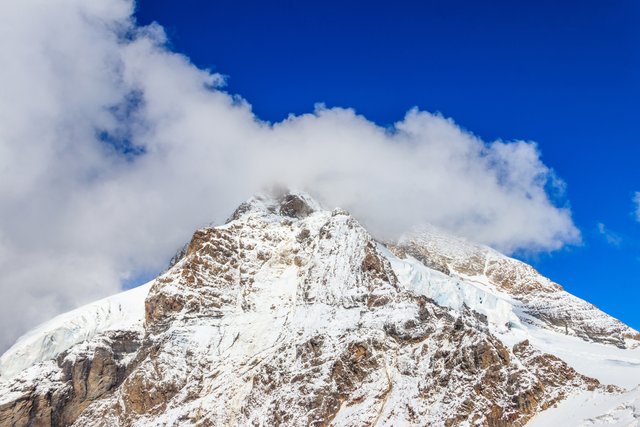 雪をいただくベルナー・オーバーラントの峰