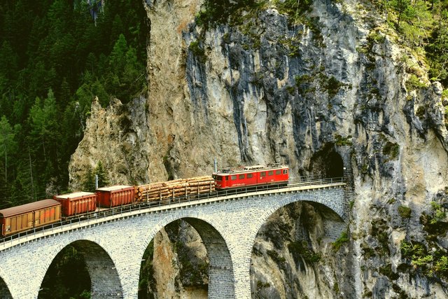 断崖のトンネルへ続くランドヴァッサー橋