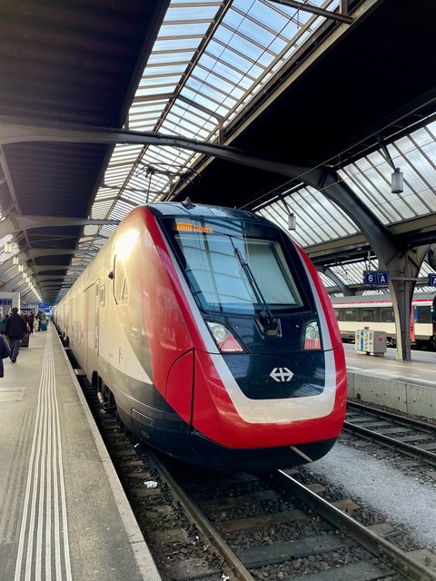 スイス国鉄の列車と駅のホーム