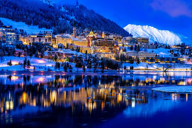 冬のサンモリッツの夜景