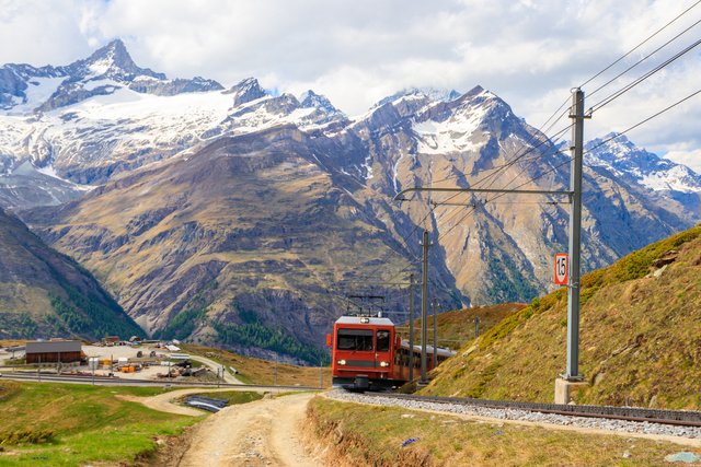 ツェルマットの山を登る登山電車