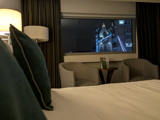 ホテルの客室から望む夜景