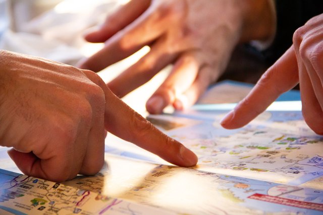 地図を指差して旅の計画