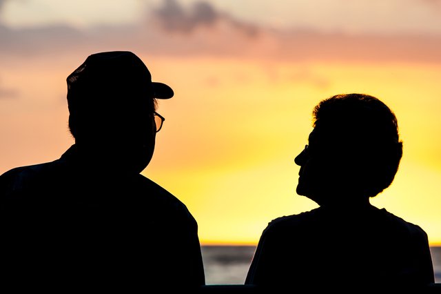 夕日を見つめるシニア夫婦