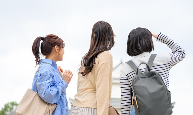 並んで歩く女性の旅(後ろ姿)