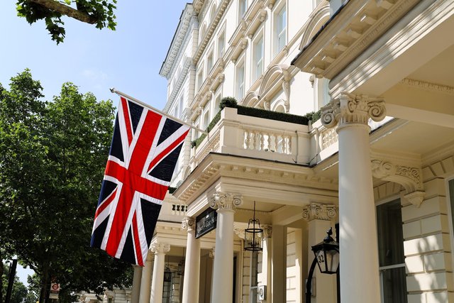 ユニオンジャックを掲げるロンドンのホテルの玄関