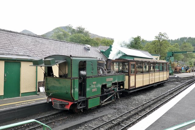 スノードン登山鉄道の蒸気機関車と客車